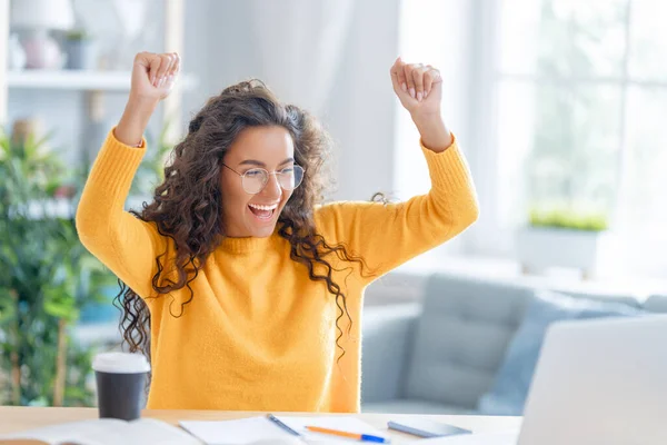 Skupiona Młoda Bizneswoman Studiuje Online Ogląda Webinarium Podcast Laptopie Robi — Zdjęcie stockowe