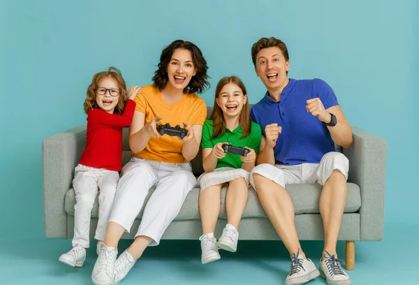 Glückliche Familie Zusammen Mutter Vater Und Ihre Kinder Spielen Videospiele — Stockfoto