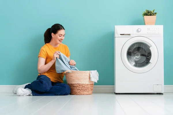 Mulher Bonita Está Sorrindo Enquanto Lavava Roupa Casa — Fotografia de Stock