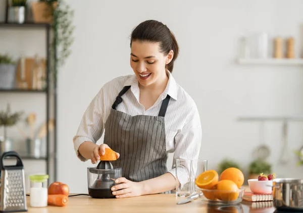 Zdrowe Jedzenie Domu Szczęśliwa Kobieta Przygotowuje Świeży Sok Pomarańczowy Kuchni — Zdjęcie stockowe
