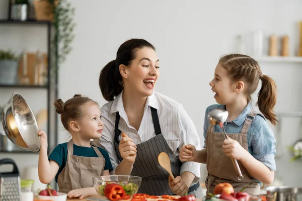 Comida Saludable Casa Familia Feliz Cocina Madre Hijos Hijas Están — Foto de Stock