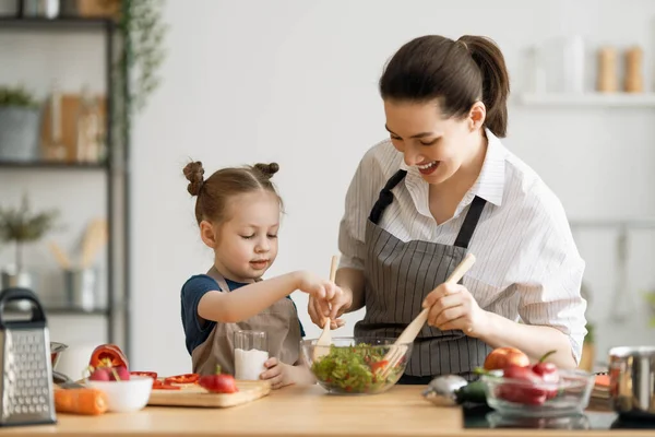Zdrowe Jedzenie Domu Szczęśliwa Rodzina Kuchni Matka Córka Przygotowują Odpowiedni — Zdjęcie stockowe
