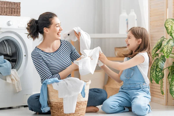 Mooie Jonge Vrouw Kind Meisje Kleine Helper Hebben Plezier Glimlachen — Stockfoto