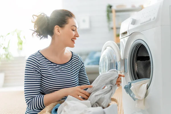 Mooie Jonge Vrouw Glimlachen Terwijl Het Doen Van Wasgoed Thuis — Stockfoto