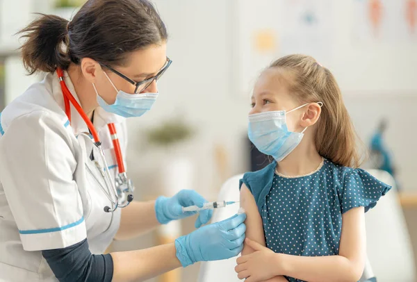 病院で子供を予防接種する医師 — ストック写真
