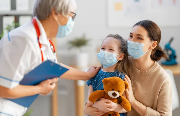 Arzt Kind Und Mutter Tragen Bei Coronavirus Und Grippeausbruch Gesichtsmasken — Stockfoto