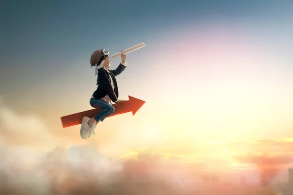 日没の背景にスーパーヒーロー実業家の子供 教育における成功 リーダーシップ 勝利の概念 — ストック写真