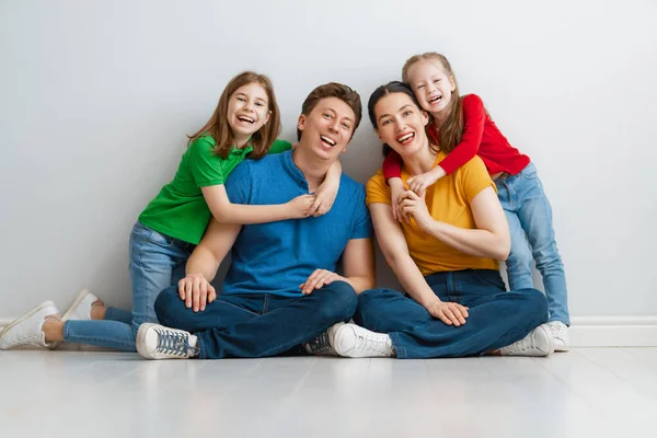 Feliz Família Amorosa Mãe Pai Filhos Filhas Fundo Branco — Fotografia de Stock