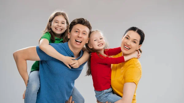 Glücklich Liebende Familie Mutter Vater Und Kinder Töchter Auf Weißem — Stockfoto