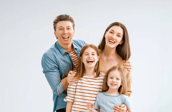 快乐温馨的家庭 具有白人背景的母亲 父亲和女儿 — 图库照片