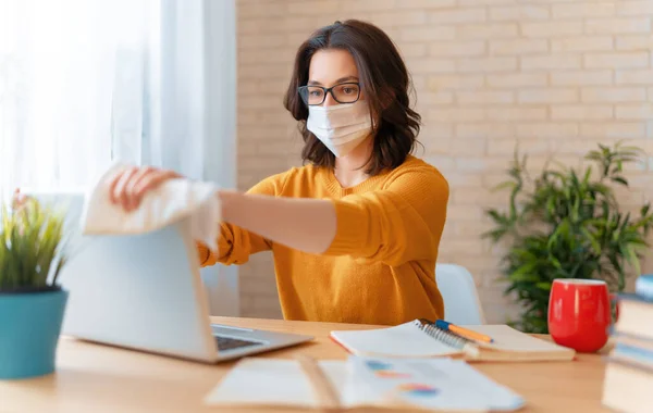 Mujer Joven Está Haciendo Limpieza Oficina — Foto de Stock