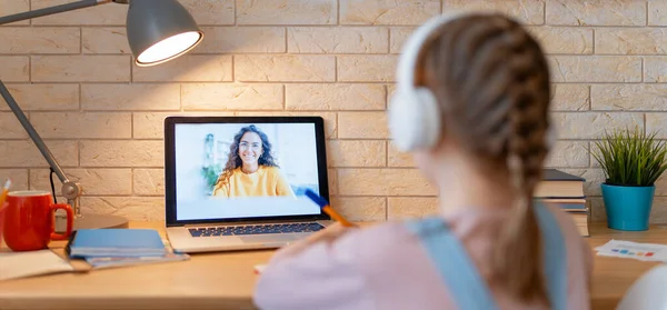 Tillbaka Till Skolan Glada Barn Sitter Vid Skrivbordet Flicka Som — Stockfoto