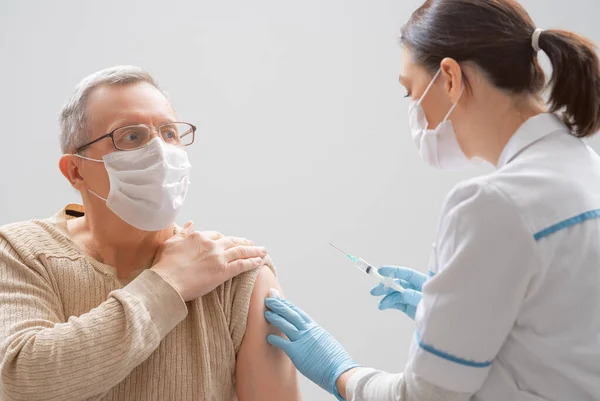 Doctor Vacunando Hombre Mayor Protección Contra Virus Covid 2019 —  Fotos de Stock