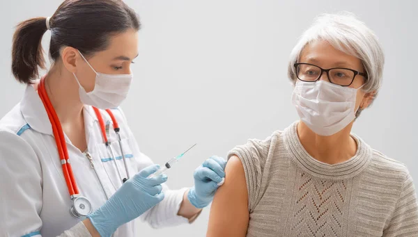 Läkaren Ger Äldre Kvinna Vaccination Virusskydd Covid 2019 — Stockfoto