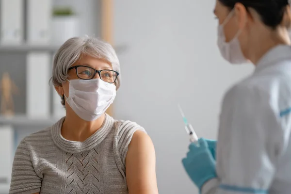 Médico Deu Uma Vacina Uma Idosa Proteção Vírus Covid 2019 — Fotografia de Stock