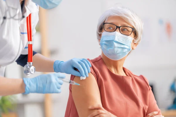 Dokter Geeft Een Oudere Vrouw Vaccinatie Virusbescherming Covid 2019 — Stockfoto