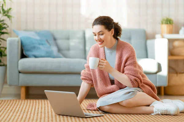 Glücklich Lässige Schöne Frau Die Hause Laptop Arbeitet — Stockfoto