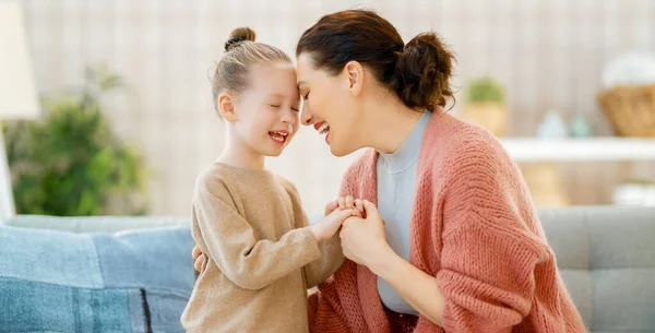 Mama Jej Córka Córeczka Bawią Się Uśmiechają Przytulają Domu — Zdjęcie stockowe