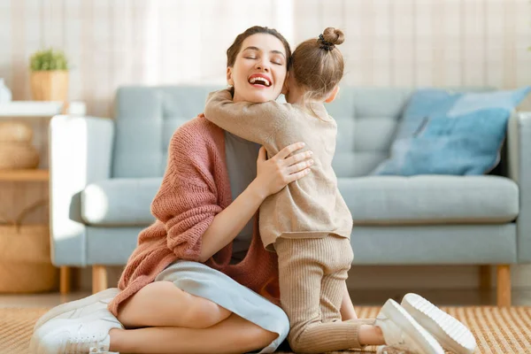 Mutter Und Tochter Spielen Lächeln Und Umarmen Sich Hause — Stockfoto