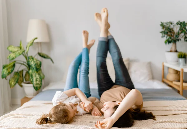 Een Lief Meisje Haar Moeder Genieten Van Zonnige Ochtend Veel — Stockfoto