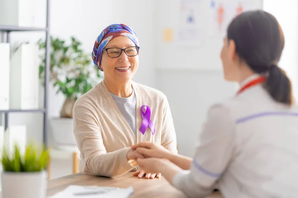 Février Journée Mondiale Cancer Patiente Qui Écoute Médecin Cabinet Médical — Photo