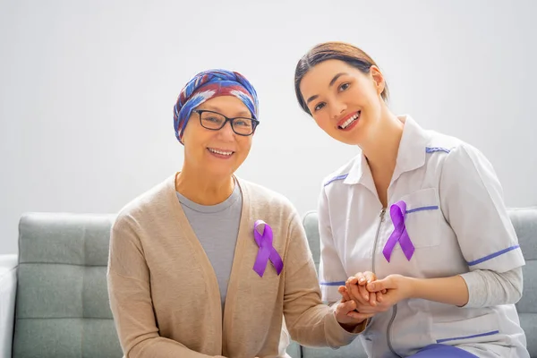 Februari Wereld Kankerdag Vrouwelijke Patiënt Die Luistert Naar Een Arts — Stockfoto