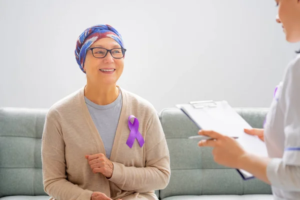 Februari Wereld Kankerdag Vrouwelijke Patiënt Die Luistert Naar Een Arts — Stockfoto
