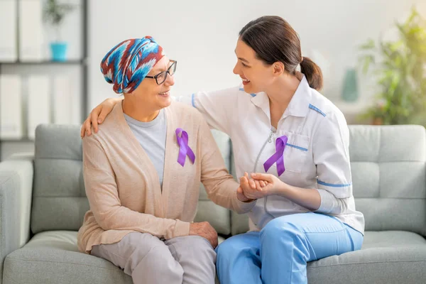 Febrero Día Mundial Del Cáncer Paciente Femenina Escuchando Médico Consultorio — Foto de Stock