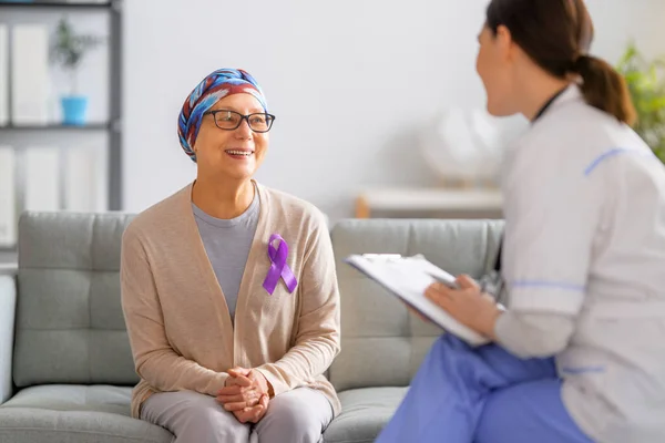 Février Journée Mondiale Cancer Patiente Qui Écoute Médecin Cabinet Médical — Photo