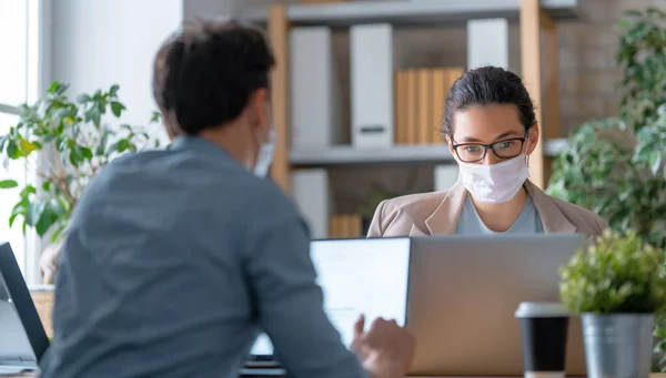 Empresario Empresaria Con Máscara Médica Trabajando Oficina Tiempo Covid — Foto de Stock