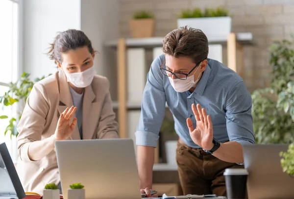 Empresario Empresaria Con Máscara Médica Trabajando Oficina Tiempo Covid — Foto de Stock