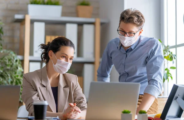 Empresario Empresaria Con Máscara Médica Trabajando Oficina Tiempo Covid — Foto de Stock