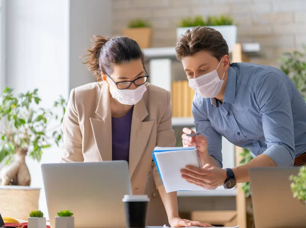 Empresario Empresaria Con Máscara Médica Trabajando Oficina Tiempo Covid — Foto de Stock