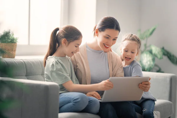 Feliz Familia Amorosa Joven Madre Hijas Niñas Utilizando Ordenador Portátil —  Fotos de Stock