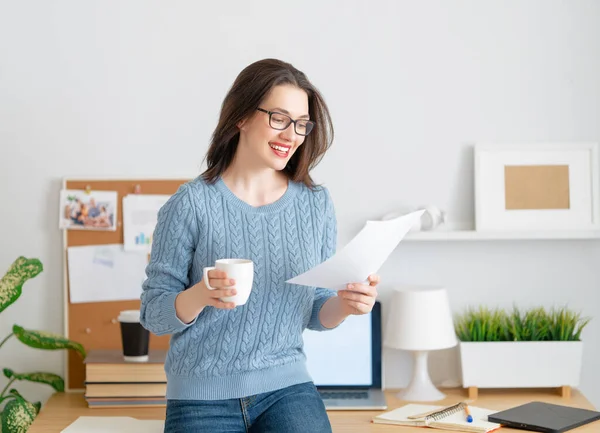 Giovane Donna Affari Concentrata Che Studia Online Guarda Webinar Podcast — Foto Stock