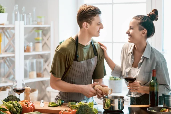 Comida Saudável Casa Feliz Casal Amoroso Está Preparando Refeição Adequada — Fotografia de Stock