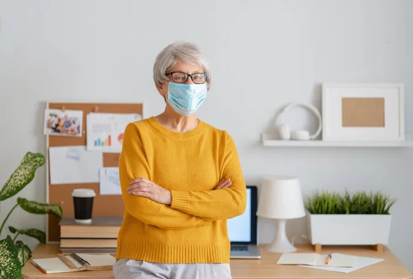 Femme Dans Masque Visage Travaillant Dans Bureau Domicile — Photo