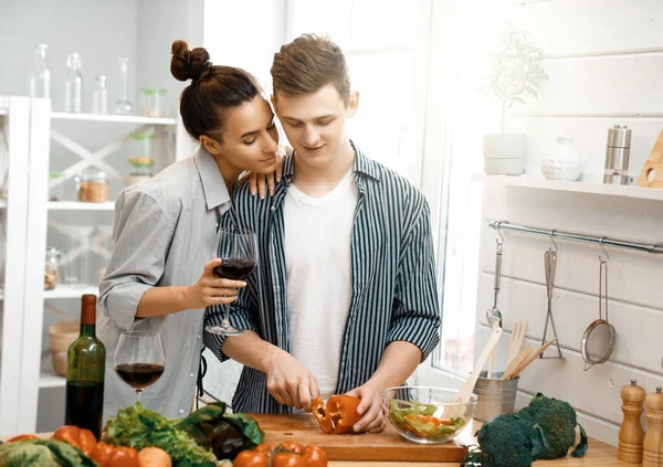 Evde Sağlıklı Yiyecekler Mutlu Çift Mutfakta Doğru Düzgün Bir Yemek — Stok fotoğraf