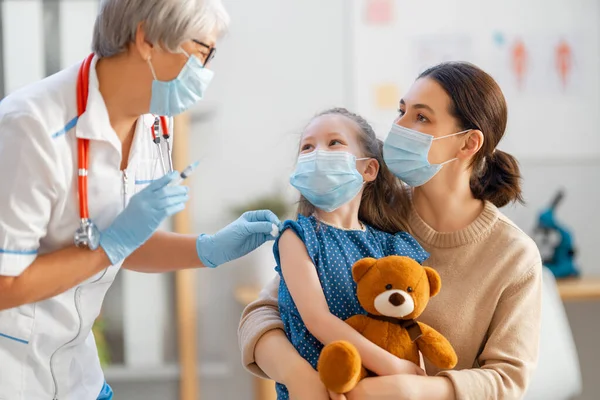 Läkare Vaccinerar Barn Barn Med Mor Sjukhus — Stockfoto