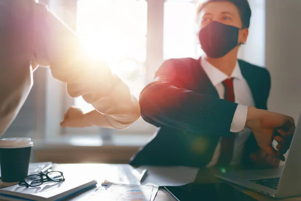 Geschäftsfrau Und Geschäftsfrau Mit Medizinischer Maske Büro Covid Zeit — Stockfoto