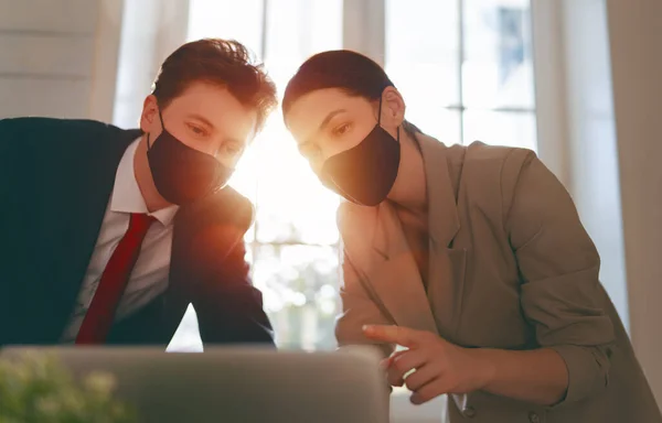 Empresario Empresaria Con Máscara Médica Trabajando Oficina Tiempo Covid — Foto de Stock