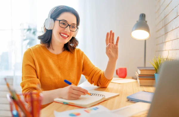 Giovane Donna Sta Utilizzando Computer Portatile Conversazione Remota Videochiamata — Foto Stock