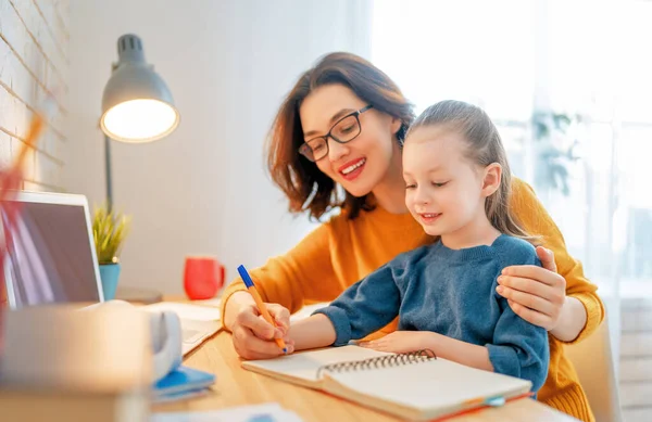 Niño Feliz Adulto Están Sentados Escritorio Chica Haciendo Deberes Educación —  Fotos de Stock