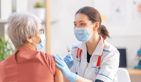 Γιατρός Κάνει Εμβολιασμό Ηλικιωμένη Γυναίκα Προστασία Από Ιούς Covid 2019 — Φωτογραφία Αρχείου