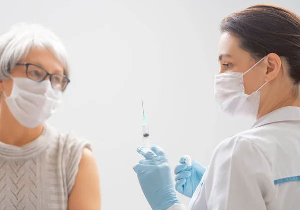 医生给一位老年妇女注射疫苗 病毒保护 Covid 2019 — 图库照片