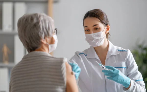 Médico Dar Uma Vacina Uma Idosa Proteção Vírus Covid 2019 — Fotografia de Stock