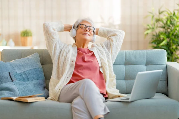 Senior Vrouw Die Naar Muziek Luistert Een Koptelefoon Zittend Bank — Stockfoto