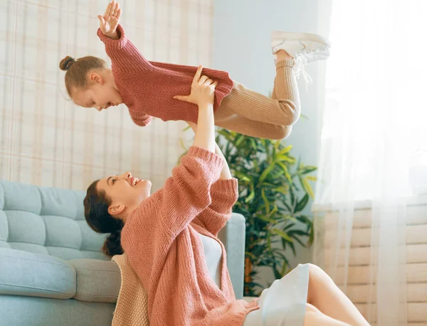 Mamá Hija Niña Están Jugando Sonriendo Abrazándose Casa — Foto de Stock