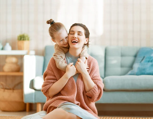 Máma Její Dcera Holčička Hrají Usmívají Objímají Doma — Stock fotografie