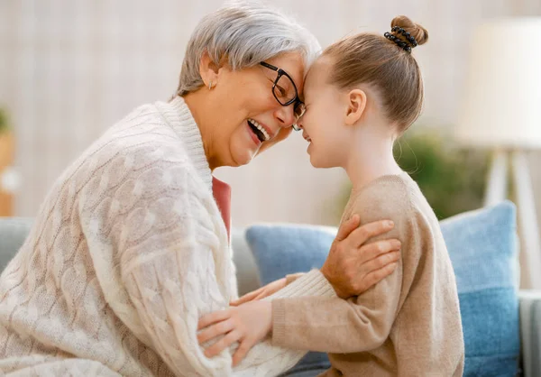 Uma Boa Menina Sua Avó Desfrutando Manhã Ensolarada Bons Momentos — Fotografia de Stock